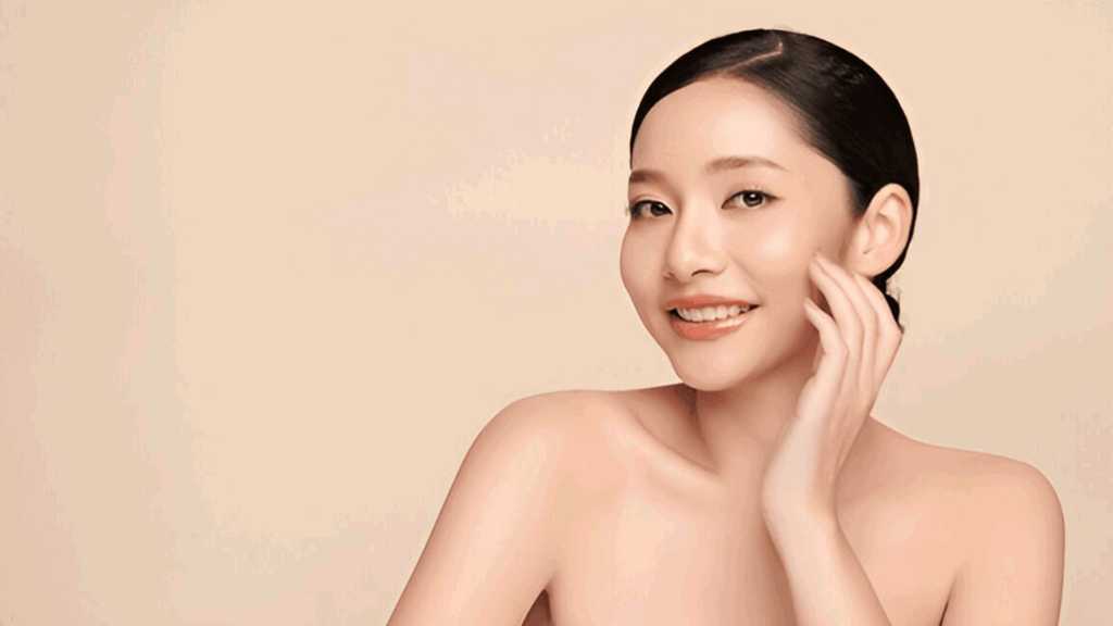 Wanita muda Asia cantik dengan kulit bersih